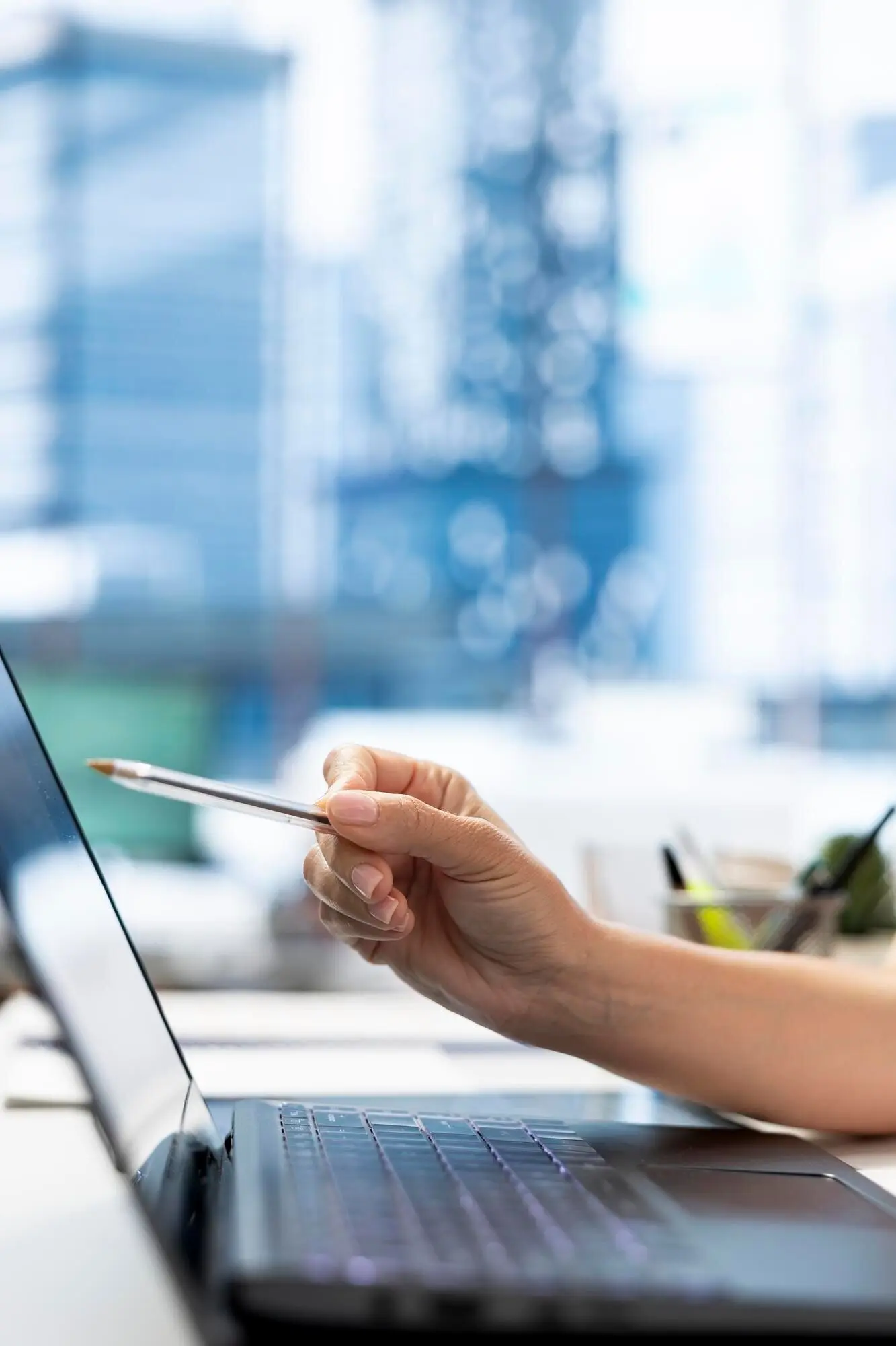 Сотрудник отдела кадров с помощью ноутбука проводит проверку благонадежности соискателей на работу.